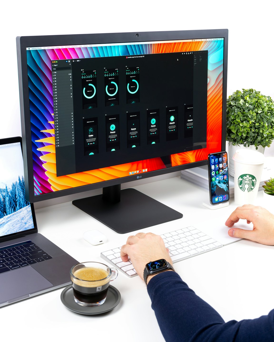 Ontwerper werkt aan UI-mockups op een desktopcomputer.