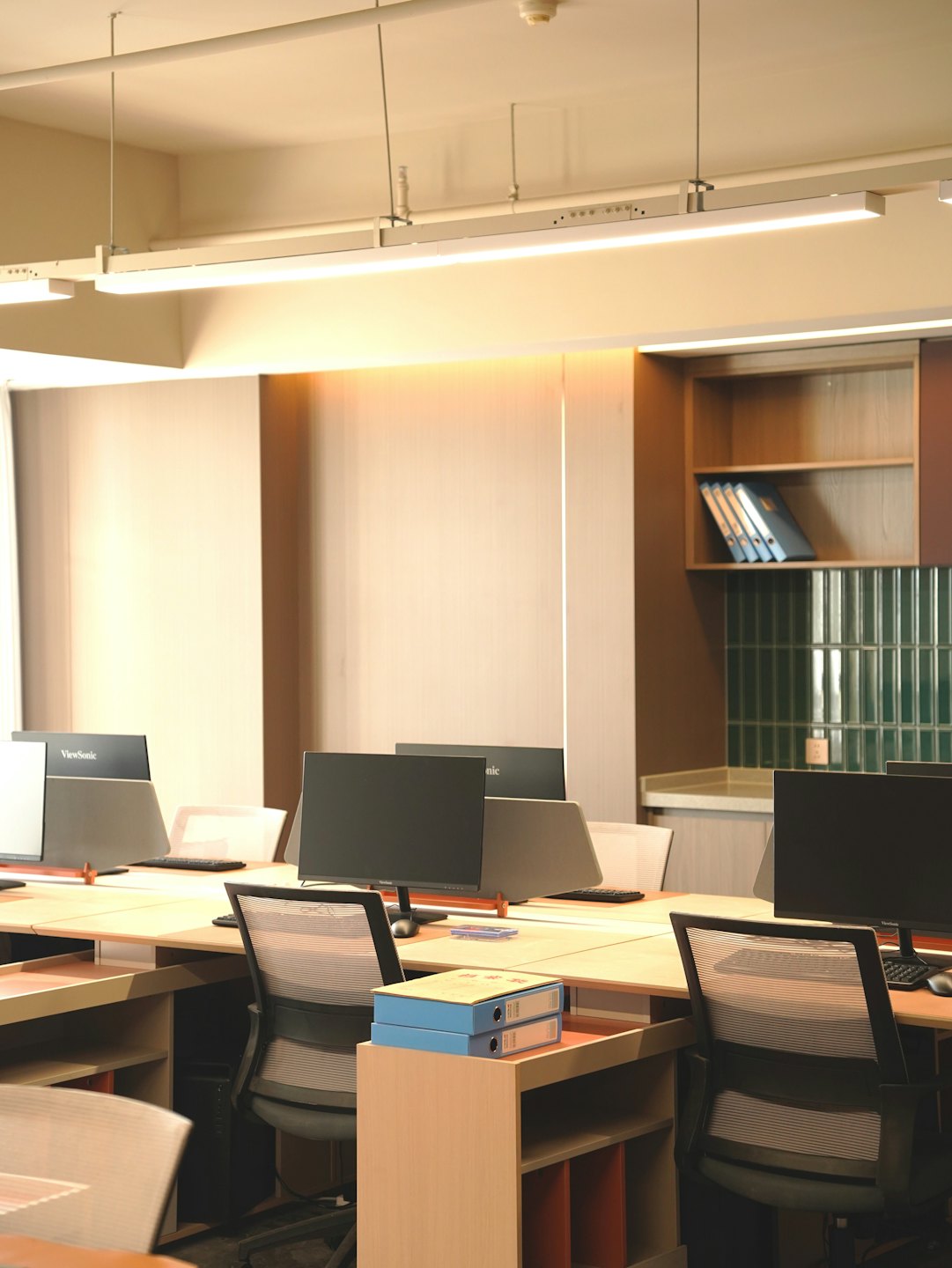 Lege moderne kantoorwerkplekken met monitoren en stoelen.