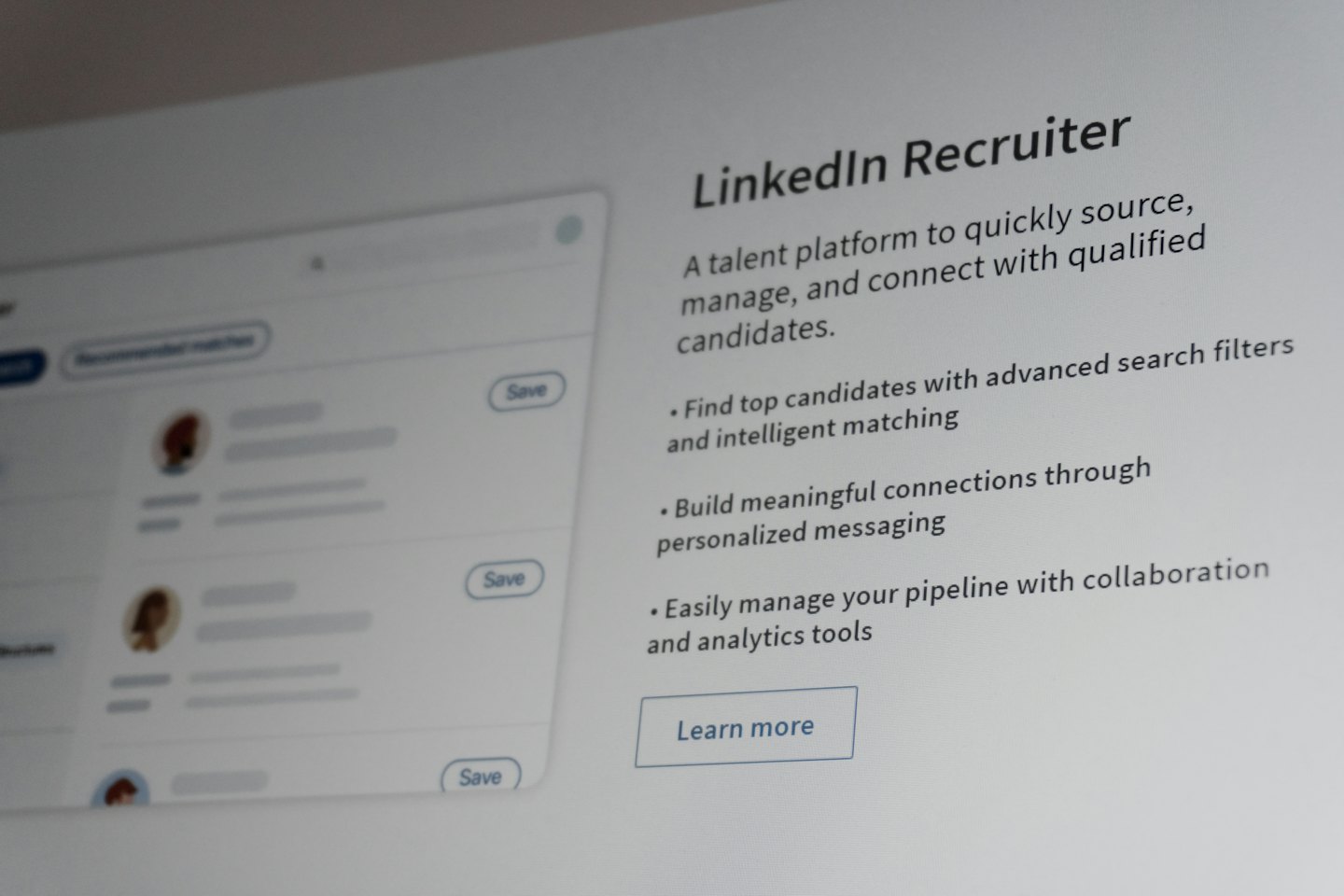 Een computerscherm toont het LinkedIn Recruiter-platform.